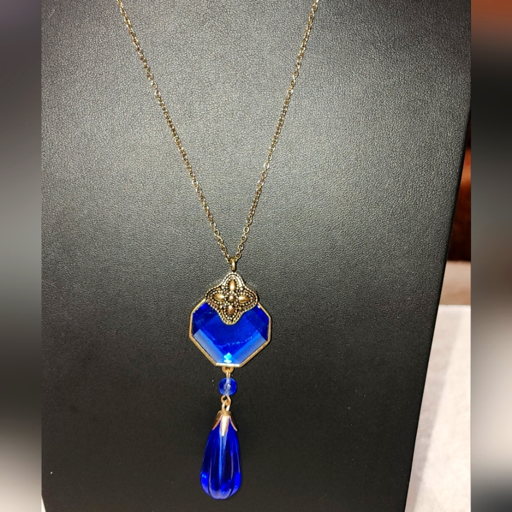 Avon  Blue Faceted Glass Drop Necklace NWT NIB